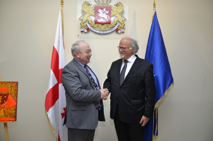 სოხუმის სახელმწიფო უნივერსიტეტში საფრანგეთში მცხოვრები, ცნობილი ქართველი მხატვრის, ლევან მოსიაშვილის ნახატების გამოფენა გაიმართა.
